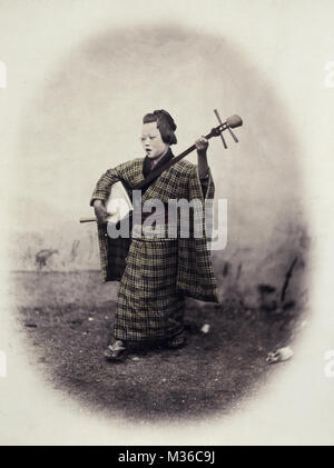 1860 il Giappone - Ritratto di un cantante di strada con un shamisen Foto Stock