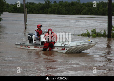 Texas Task Force 1 equipaggio dopo il ritorno dalla ricerca di una casa per una persona mancante. Texas guardie Texans di salvataggio nel bisogno da gravi inondazioni in Fort Bend County, Texas, Giugno 2, 2016. Texas guardie locali supportati i soccorritori durante operazioni di ricerca e salvataggio in seguito alle severe condizioni atmosferiche. (Texas State Guard photo by Staff Sgt. Timothy Pruitt/ Rilasciato) 16-06-02 inondazioni-4609 da Texas Dipartimento Militare Foto Stock