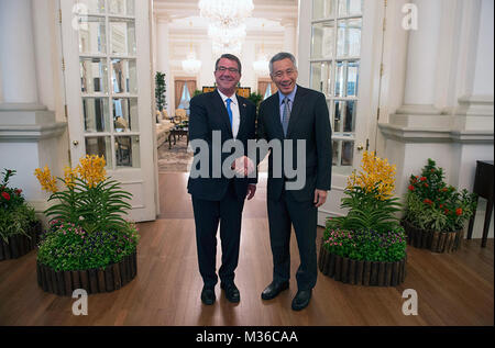 SINGAPORE (3 giugno 2016) Segretario della Difesa Ash Carter saluta Primo ministro di Singapore il signor Lee Hsien Loong in Singapore, Giugno 3, 2016. Carter è in Singapore frequentando il XV International Institute for Strategic Studies Asia vertice sulla sicurezza. (DoD foto di Marina Petty Officer 1. Classe Tim D. Godbee)(rilasciato) Segretario alla difesa Ash Carter Singapore saluta il primo ministro Lee Hsien Loong durante il Shangri-La dialogo dalla #PACOM Foto Stock