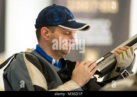 Air Force veterano Tech. Sgt. Brian Schaaf prepara il suo fucile ad aria compressa per il tiro a segno la concorrenza del 2016 per il Dipartimento della Difesa Warrior giochi presso l'U.S. Accademia Militare di West Point, N.Y. Giugno 19, 2016. (Dipartimento della Difesa foto di EJ Hersom) 160619-D-DB155-004 dalla Air Force guerriero ferito Foto Stock