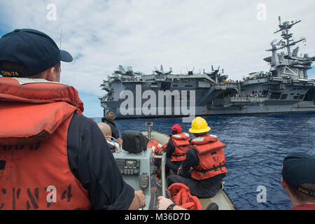 160622-N-UI104-066: Pacifico occidentale (22 giugno 2016) - marinai stand guarda come osservatori di sicurezza da uno scafo rigido barca gonfiabile come marinai saltare da USS John C. Stennis' (CVN 74) aeromobile ascensore durante una nuotata chiamata. Fornire una forza di pronto il supporto di sicurezza e stabilità nella Indo-Asia-pacifico, John C. Stennis è operativo come parte del grande parco verde su un pianificate regolarmente 7 Distribuzione flotta. (U.S. Foto di Marina di Massa lo specialista di comunicazione 1a classe Bryan Niegel / rilasciato) si accendono, l'acqua bene durante una nuotata chiamata per l'equipaggio della USS John C. Stennis da #PACOM Foto Stock