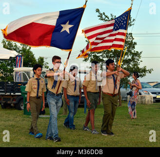 Local Boy Souts of America, colore Team di guardia presente i colori durante il Pfirecracker Pfestival luglio 4th, 2016, Pflugerville, Texas appena prima della riproduzione dell'Inno Nazionale da Texas Esercito Nazionale Guardmen dalla trentaseiesima Divisione di Fanteria "Brass Band' in base al di fuori del Camp Mabry, Austin, Texas. (U.S. Esercito nazionale Guard foto: Sgt. Elizabeth Pena/RILASCIATO) 160704-Z-EP075-023 da Texas Dipartimento Militare Foto Stock