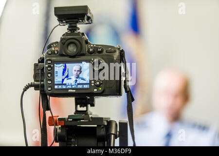Lt. Gen. (Dr.) Mark A. Ediger, il chirurgo generale della Air Force, parla con un reporter da Airman Magazine durante un colloquio presso la sede U.S. Air Force, il Pentagono di Arlington, Virginia, Lug 8, 2016. General Ediger serve come funzionale manager dell'U.S. Air Force Servizio Medico e consiglia il segretario della Air Force e Air Force capo del personale, nonché l'Assistente del Segretario della Difesa per gli Affari salute su questioni relative ad aspetti medici dell'aria forza expeditionary e la salute del personale dell'Air Force. (U.S. Air Force foto di J.M. Eddins Jr.) 160708-F-LW8 Foto Stock