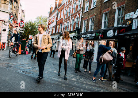 Energetic strade di Soho, nel West End, includono un eclettico mix di ristoranti, vita notturna e opzioni per lo shopping. Dean, Frith, becco e Old Compton st Foto Stock