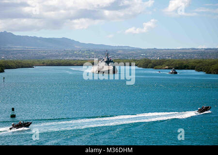 160712-N-EH218-087 PEARL HARBOR (12 luglio 2016) - Le Littoral Combat Ship USS Coronado (LCS 4) transita acque di Pearl Harbor durante RIMPAC 2016. Venti-sei nazioni, più di 40 navi e sottomarini, più di 200 aerei e 25.000 personale partecipano RIMPAC dal 30 giugno al 4 agosto, in e intorno alle Isole Hawaii e la California del Sud. Il più grande del mondo marittimo internazionale esercitazione RIMPAC offre una singolare opportunità di formazione che aiuta i partecipanti a promuovere e sostenere le relazioni cooperative che sono fondamentali per garantire la sicurezza delle rotte marittime e secu Foto Stock