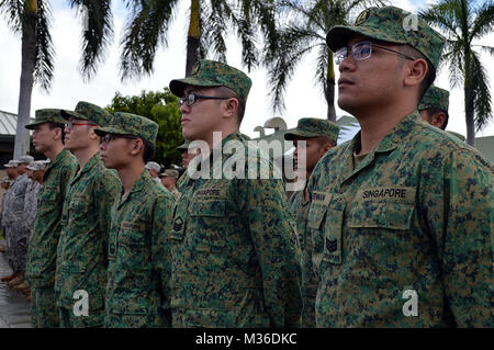 I soldati assegnati al nono della brigata di fanteria, 6° Divisione, Singapore Forze Armate (SAF), al fianco dei loro STATI UNITI Partner dell'esercito durante la cerimonia di apertura di Tiger Balm 16 al 298reggimento, multifunzione unità di formazione (MFTU), regionale Training Institute (RTI), Waimanalo, Hawaii, il 18 luglio 2016. Stati Uniti Esercito e truppe SAF partecipano a due-la settimana di esercizio bilaterale su Oahu e isole Hawaii. (U.S. Foto dell'esercito da Staff Sgt. Armando R. Limon, 3° Brigata Affari pubblici Team, XXV divisione di fanteria) degli Stati Uniti, Singapore soldati partecipare nella cerimonia di apertura del balsamo di tigre Foto Stock