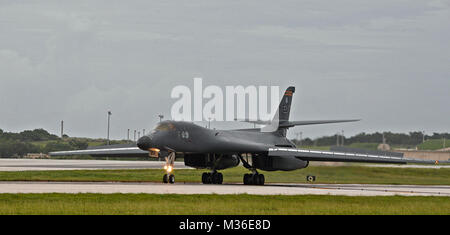 A B-1B Lancer assegnato alla XXXIV Bomba Expeditionary Squadron, distribuito da Ellsworth Air Force Base, S.D., terre il 6 agosto 2016, presso Andersen AFB, Guam. Il B-1s ultimo PARTECIPATO NEGLI STATI UNITI Pacifico Comando del bombardiere continua missione di presenza di circa dieci anni fa e stanno ritornando a sostegno USPACOM nella conduzione di routine, la deterrenza strategica regionale e missioni di addestramento. (U.S. Air Force foto/Senior Airman Joshua Smoot) B-1B Lancer bombardieri mantenere la continua presenza in Indo-Asia-Pacifico da #PACOM Foto Stock