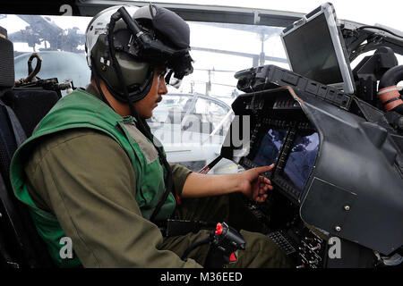 160817-N-VD165-132 PHILLIPINE MARE (feb. 17, 2016) Marine Cpl. Gerardo Gutierrez, assegnato al XIII Marine Expeditionary Unit (MEU), germogli di errore per il casco montato vista e sistema di visualizzazione su un AH-1Z Viper elicottero sul ponte di volo di assalto anfibio nave USS Boxer (LHD 4). Boxer, l'ammiraglia per il Boxer anfibio gruppo pronto, con il XIII imbarcato MEU, è operativo negli Stati Uniti 7 flotta area di operazioni a sostegno della sicurezza e della stabilità in Indo-Asia-regione del Pacifico. (U.S. Foto di Marina di Massa lo specialista di comunicazione 2a classe Jose Jaen/RILASCIATO) mantenendo la AH-1Z Vipe Foto Stock