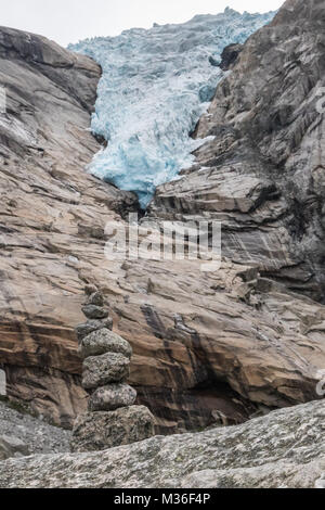 Pietre impilate. Il Ghiacciaio Briksdal (Briksdalsbreen), Jostedalsbreen. Norvegia Foto Stock