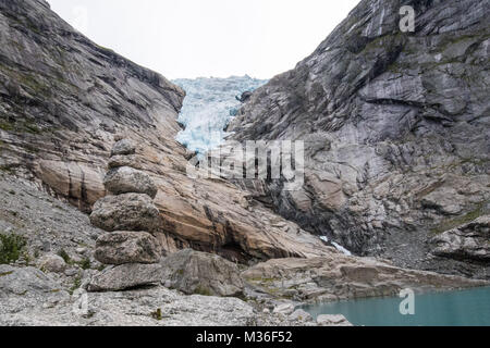 Pietre impilate. Il Ghiacciaio Briksdal (Briksdalsbreen), Jostedalsbreen. Norvegia Foto Stock