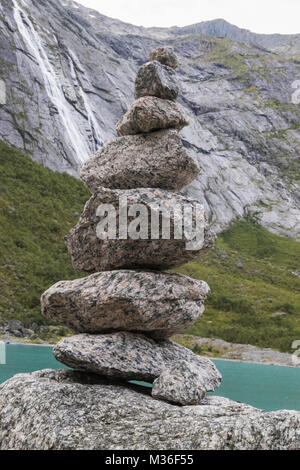 Pietre impilate. Il Ghiacciaio Briksdal (Briksdalsbreen), Jostedalsbreen. Norvegia Foto Stock