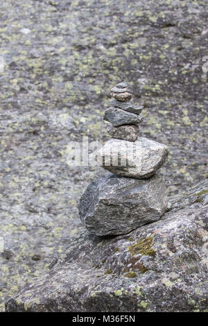 Pietre impilate. Il Ghiacciaio Briksdal (Briksdalsbreen), Jostedalsbreen. Norvegia Foto Stock