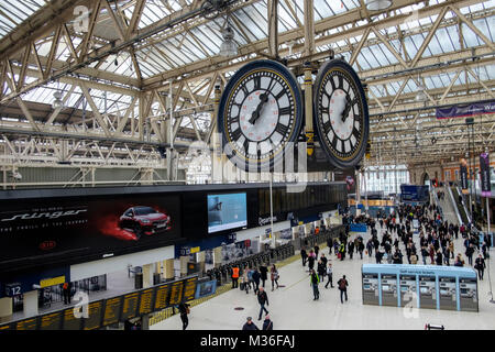 Orologio stazione sopra il piazzale della stazione di Waterloo, London, Regno Unito Foto Stock