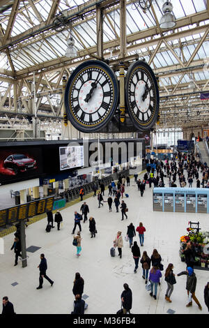 Orologio stazione sopra il piazzale della stazione di Waterloo, London, Regno Unito Foto Stock