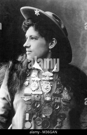 ANNIE OAKLEY (1860-1926) American exhibition sharpshooter Foto Stock