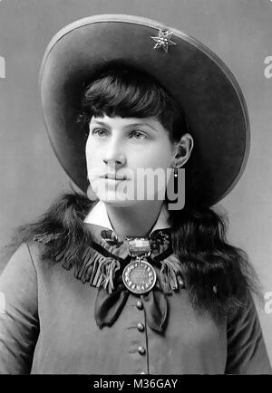 ANNIE OAKLEY (1860-1926) American exhibition sharpshooter Foto Stock