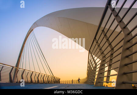 Sera colpo di Dubai acqua ponte sul canale di nuova attrazione della città di Dubai ponte di tolleranza Foto Stock