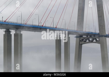 Il ponte di Russky russo Bridge è un ponte sul Bosforo orientale. Ponte per il russo Russky island. Nella nebbia Foto Stock