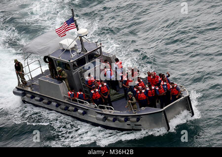 161017-N-QV906-006 SUVA, Figi-marinai e civili della Repubblica di Figi Navy imbarcato a bordo di un preposizionamento marittima utility forza di testa in barca verso marittima forza di preposizionamento nave USNS Pililaau (T-AKR 304) per una nave durante il tour KOA MOANA 16-4 qui, Ott. 17. Il KOA MOANA (Ocean Warrior) serie esercizio mira a rafforzare la senior leader militare combattimenti tra alleati e partner delle nazioni con un interesse collettivo in strutture militari e relazioni per discutere gli aspetti chiave delle operazioni militari, lo sviluppo delle capacità e l'interoperabilità. (U.S. Navy foto di Petty Officer 1 Foto Stock