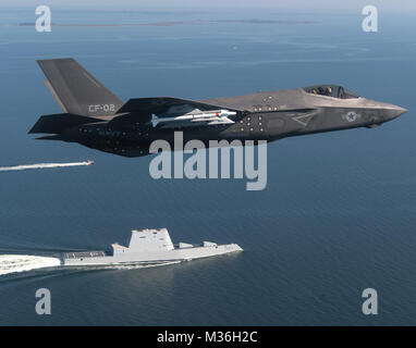 Un F-35 Lightning II variante del gestore (CV) pilotato da U.S. Marine Corps Il Mag. Robert Champ Guyette II, un test pilota dal F-35 Pax Fiume Integrated Test forza (ITF) assegnato al salato cani di prova in aria e valutazione Squadron (Vx) 23, vola sopra la stealth guidato-missile destroyer USS Zumwalt (DDG 1000) come la nave transita la Chesapeake Bay il 17 ottobre, 2016. USS Zumwalt, la marina militare del più recente e tecnologicamente più avanzato per la nave di superficie, entrato a far parte della flotta di Ottobre 15. La F-35C Lightning II - La nuova generazione di processori single-sedile, mono-motore strike fighter che incorpora tecnologie stealth, d Foto Stock