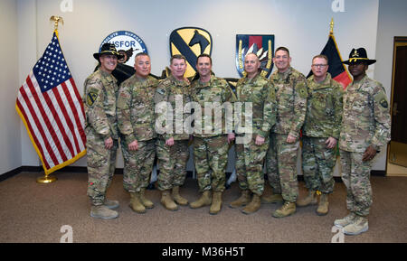 Esercito il Mag. Gen. John Thomson, comandante generale, 1° Divisione di cavalleria; Air Force Chief Master Sgt. Spazzola Mitchell, arruolati senior advisor per il capo delle guardie nazionali Bureau; Air Force Il Mag. Gen. John Nichols, aiutante generale, Texas Guardia Nazionale; Air Force gen. Giuseppe Lengyel, chief, National Guard Bureau; Esercito Lt. Gen. Timothy Kadavy, direttore dell Esercito Nazionale Guardia; Comando Esercito Sgt. Il Mag. Christopher Kepner, comando sergente maggiore dell esercito e Guardia Nazionale; Esercito Commnand Sgt. Il Mag. Contrassegnare Weedon, senior leader arruolato, Texas Guardia Nazionale; e Comando Esercito Sgt. Maj, Maurice Jackson; 1 Foto Stock