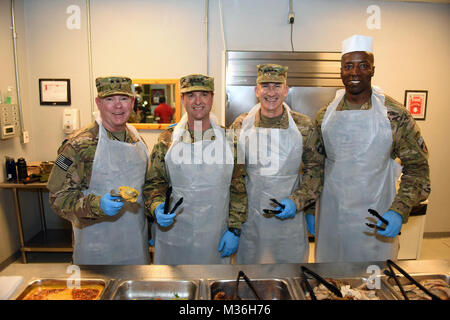 Air Force Il Mag. Gen. John Nichols, aiutante generale, Texas Guardia Nazionale; Air Force gen. Giuseppe Lengyel, chief, Guardia Nazionale Ufficio di presidenza; e l'esercito gen. John Nicholson, comandante generale, U.S. Forces Afghanistan, prendere una pausa di servire il cibo per le truppe, la Giornata del Ringraziamento, Bagram Airfield, Bagram, Afghanistan, nov. 24, 2016. (U.S. Esercito nazionale Guard foto di Sgt. 1. Classe Jim Greenhill) 161124-Z-DZ751-369 da Texas Dipartimento Militare Foto Stock