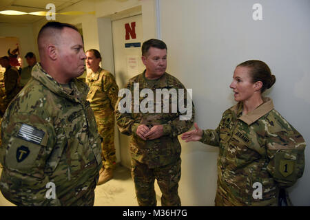 Air Force Il Mag. Gen. John Nichols, aiutante generale, Texas Guardia nazionale, al centro dei colloqui con le truppe durante una Giornata del Ringraziamento visita, Kandahar, Afghanistan, nov. 24, 2016. (U.S. Esercito nazionale Guard foto di Sgt. 1. Classe Jim Greenhill) 161124-Z-DZ751-655 da Texas Dipartimento Militare Foto Stock