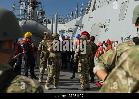 Oceano Pacifico (nov. 27, 2016) DEGLI STATI UNITI Costa guardie e marinai uomo coperta della imbarcazione durante l Oceania la sicurezza marittima iniziativa (OMSI) trapani a bordo Arleigh Burke-class guidato-missile destroyer USS Sampson (DDG 102). Sampson riferirà agli Stati Uniti Terza flotta, con sede a San Diego, mentre dispiegato per il Pacifico occidentale come parte dell'U.S. Flotta del pacifico-led iniziativa di estendere il comando e le funzioni di controllo della flotta di terzi nella regione. (U.S. Navy foto di Sottufficiali di seconda classe Bryan Jackson/RILASCIATO) USS Sampson partecipa in Oceania la sicurezza marittima iniziativa #PACOM Foto Stock