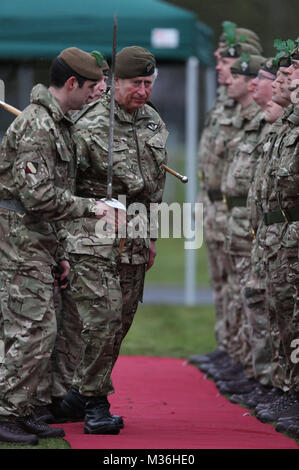 Il Principe di Galles a Bulford Camp in Salisbury durante una premiazione come egli visiti il Primo Battaglione del Reggimento Mercian per contrassegnare di dieci anni come il colonnello-in-chief e 40 anni diventando il colonnello in capo del reggimento Cheshire. Foto Stock