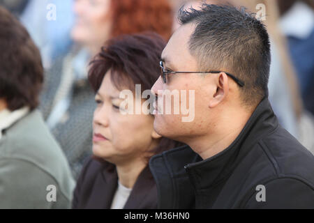 161207-N-HW977-192 NORCO, California (Dec. n. 7, 2016) Chief Petty Officer Joson cristiana orologi durante la decima edizione di Pearl Harbour ricordo evento al Naval Weapons Station Seal Beach (NWSSB) Distacco Norco. Tenuto vicino alla storica Lake Norconian Conference Centre, l'evento segna il settantacinquesimo anniversario dell'attacco giapponese di Pearl Harbor e 75 anni di presenza della Marina Militare in Riverside County, prima come un ospedale navale di servire i feriti da Pearl Harbor e attualmente come della marina di valutazione indipendente agente, Superficie navale Warfare Center (NSWC) Divisione della Corona. (U.S. Navy foto di Greg Vojtko/ Foto Stock