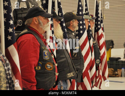 Veterani e membri dell'Arkansas Patriot Guard Riders del motociclo cavalletto gruppo una linea di bandiera per mostrare rispetto e sostegno ai membri dell'Arkansas Guardia Nazionale distribuzione oltremare domenica 5 febbraio, 2017. L'Arkansas Guard i membri fanno parte del 77th combattere la Brigata aerea con sede a Camp Giuseppe T. Robinson in North Little Rock. Il gruppo di 80 soldati distribuzione di domenica sono a capo di Fort Hood in Texas per circa un mese per ottenere ulteriori corsi di training prima di andare all'estero e la giunzione di circa 300 dei loro elementi unitari già in Kuwait. (Arkansas Guardia Nazionale Foto di Lt. Col. K Foto Stock