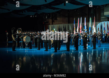 170206-N-DD694-044 Arlington, Virginia (feb. 6, 2017) della marina degli Stati Uniti il cerimoniale Band suona presso l'arrivo dei francesi Capo di Stato Maggiore della Difesa generale Pierre de Villiers. Il Cerimoniale di Band ha due ruoli in un alto livello di cerimonia di questa natura: visualizzare l'orgoglio e patrimonio di oggi del Navy e pagare rispetto alla Francia per la sua continua collaborazione. (U.S. Foto di Marina dal musicista di prima classe Jonathan Barnes/RILASCIATO) 170206-N-DD694-044 dalla Marina degli Stati Uniti Band Foto Stock