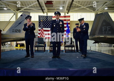 Stati Uniti Air Force capo del personale gen. David L. Goldfein, e il generale Hawk Carlisle, ex comandante, il combattimento aereo comando, portare un applauso per gen. James M. Holmes, Commander, ACC, durante la ACC della modifica del comando cerimonia alla base comune Langley-Eustis, Virginia, Marzo 10, 2017. Holmes ha assunto il comando da Carlisle, ritiratosi dopo 39 anni di servizio per la Air Force. (U.S. Air Force foto di Senior Airman Kimberly Nagle) 170310-F-XR514-233 da AirmanMagazine Foto Stock