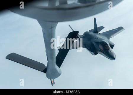 Un U.S. Marine Corps F-35B Lightning II dal Marine Fighter Squadron di attacco 121, si avvicina il braccio di un KC-135 Stratotanker dal 909th Air Refuelling Squadron per un rifornimento in volo il 14 marzo 2017, sull'Oceano Pacifico. Il 909th ARS consente di combattere-pronto KC-135 Tanker personale di volo per supportare le operazioni di tempo di pace e di tutti i livelli del conflitto in Indo-Asia-teatro pacifico. (U.S. Air Force foto di Senior Airman Giovanni Linzmeier) U.S. Marine F-35B getti di fare rifornimento di carburante con Air Force KC-135 petroliere da #PACOM Foto Stock