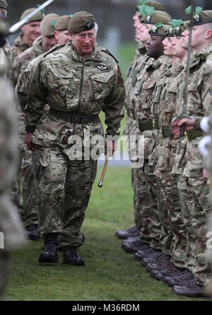 Il Principe di Galles a Bulford Camp in Salisbury durante una premiazione come egli visiti il Primo Battaglione del Reggimento Mercian per contrassegnare di dieci anni come il colonnello-in-chief e 40 anni diventando il colonnello in capo del reggimento Cheshire. Foto Stock