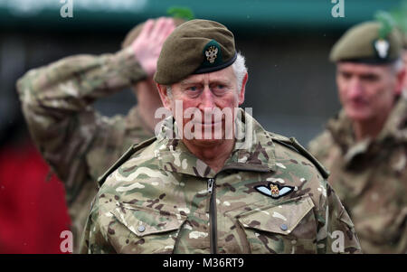 Il Principe di Galles a Bulford Camp in Salisbury durante una premiazione come egli visiti il Primo Battaglione del Reggimento Mercian per contrassegnare di dieci anni come il colonnello-in-chief e 40 anni diventando il colonnello in capo del reggimento Cheshire. Foto Stock