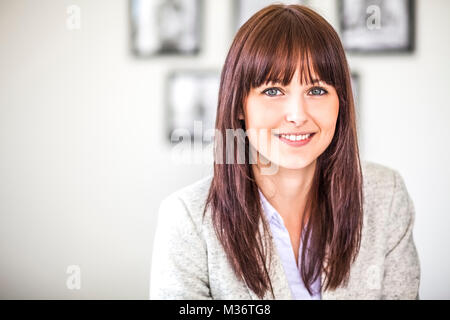Ritratto di giovane e bella imprenditrice in office Foto Stock