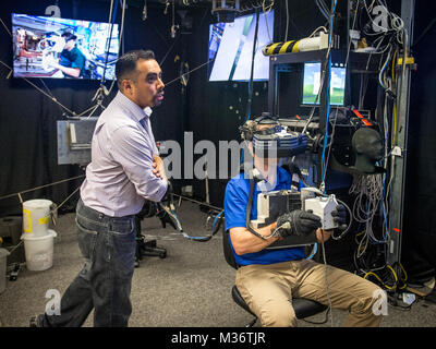 La NASA Extravehicular attività (EVA) trainer, Steve Vilano, colloqui con astronauta Col. Tyler "Nick" Aia durante una realtà virtuale lo scenario di addestramento per l'uso dell'aiuto semplificata per EVA Rescue (più sicuro) pack per tornare alla Stazione Spaziale Internazionale alla realtà virtuale di laboratorio presso Johnson Space Flight Center a Houston, Tex., apr. 26, 2017. (U.S. Air Force foto di J.M. Eddins Jr.) 170426-F-LW859-008 da AirmanMagazine Foto Stock