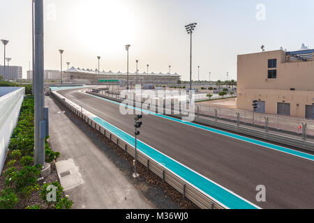 ABU DHABI, Emirati Arabi Uniti - 13 Maggio 2014: di Yas Marina Circuito Grand Prix di Formula 1. Impostare tra un porto turistico con un design innovativo. Il circuito è progettato in b Foto Stock