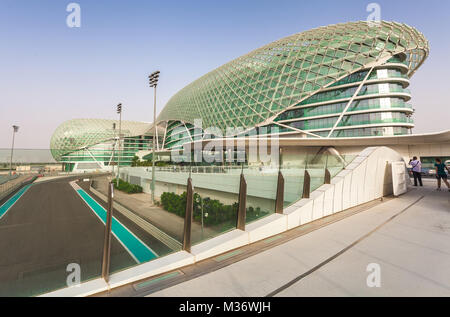 ABU DHABI, Emirati Arabi Uniti - 13 Maggio 2014: di Yas Marina Circuito Grand Prix di Formula 1. Impostare tra un porto turistico con un design innovativo. Il circuito è progettato in b Foto Stock