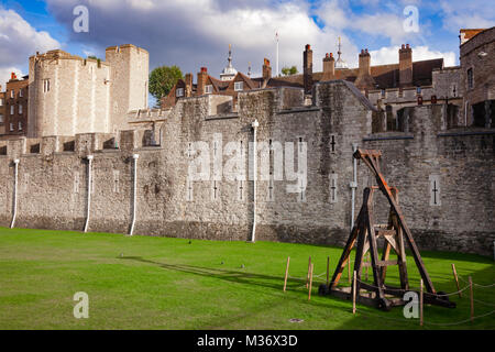 La cortina esterna parete e fossato a secco della Torre di Londra - castello storico e popolare attrazione turistica sulla sponda nord del fiume Tamigi in centr Foto Stock