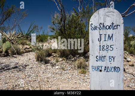 Vista di Boot Hill Cimitero in oggetto contrassegnato per la rimozione definitiva, Arizona Foto Stock