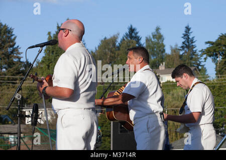 ESTACADA, minerale. (30 agosto 2016) Membri del paese attuale eseguire durante un concerto a Estacada. Gli Stati Uniti La banda della marina militare del paese paese corrente/bluegrass ensemble è su un 14-day tour della costa ovest, collegando gli americani per la loro marina e onorare il servizio di veterani. (U.S. Foto di Marina dal musicista di prima classe Sarah Blecker/rilasciato.) 160830-N-WV624-009 dalla Marina degli Stati Uniti Band Foto Stock