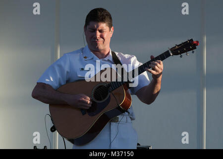 ESTACADA, minerale. (30 agosto 2016) Muaician 1a classe Joe Friedman assoli alla chitarra durante un concerto a Estacada. Gli Stati Uniti La banda della marina militare del paese paese corrente/bluegrass ensemble è su un 14-day tour della costa ovest, collegando gli americani per la loro marina e onorare il servizio di veterani. (U.S. Foto di Marina dal musicista di prima classe Sarah Blecker/rilasciato.) 160830-N-WV624-050 dalla Marina degli Stati Uniti Band Foto Stock