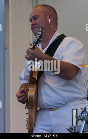 ESTACADA, minerale. (30 agosto 2016) musicista di prima classe Pat Gulley suona chitarra basso durante un concerto a Estacada. Gli Stati Uniti La banda della marina militare del paese paese corrente/bluegrass ensemble è su un 14-day tour della costa ovest, collegando gli americani per la loro marina e onorare il servizio di veterani. (U.S. Foto di Marina dal musicista di prima classe Sarah Blecker/rilasciato.) 160830-N-WV624-099 dalla Marina degli Stati Uniti Band Foto Stock