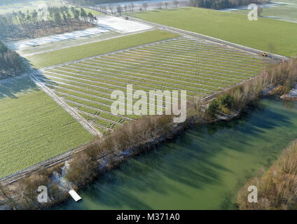 Le fotografie aeree, nuovi filamenti di drenaggio per il drenaggio di terreni arabili in primavera, drone shot Foto Stock