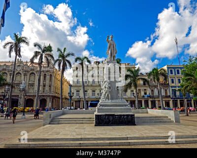 Monumento a Jose Marti nel Parque Central Havana, con lo sfondo di edifici circostanti Foto Stock