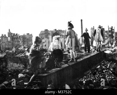 I bambini giocano nelle rovine di Amburgo. Immagine dal 1946. Il British attacchi aerei di Amburgo nel luglio 1943 hanno trasformato la città in un campo di macerie. 40.000 persone morirono nel firestorm, quasi un milione di cittadini di Amburgo è diventato senzatetto. | Utilizzo di tutto il mondo Foto Stock