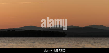 Sunset over stagliano montagne al Lago Champlain vicino a North Hero Foto Stock