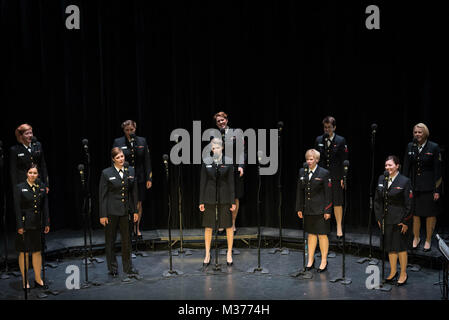 MORGANTOWN, W.Va. (18 aprile 2017) le donne della Sea Chanters chorus eseguire durante una performance presso il Teatro Metropolitan a Morgantown. Il Sea Chanters sono su un 21-tour di un giorno di midwestern Stati Uniti collegando europee attraverso gli Stati Uniti per la loro Marina. (U.S. Foto di Marina dal musicista di prima classe Sarah Blecker/RILASCIATO) Morgantown dalla Marina degli Stati Uniti Band Foto Stock